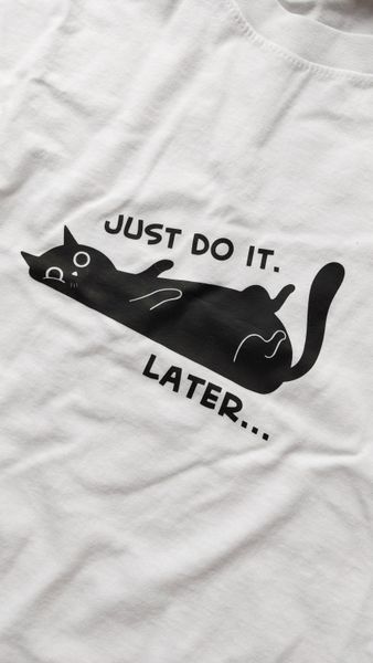 Футболка Біла з принтом Just do it later 4002 фото